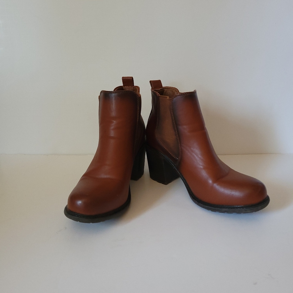 Via Pinky women's lug sole heeled ankle boots chelsea style size 38/8 cognac.